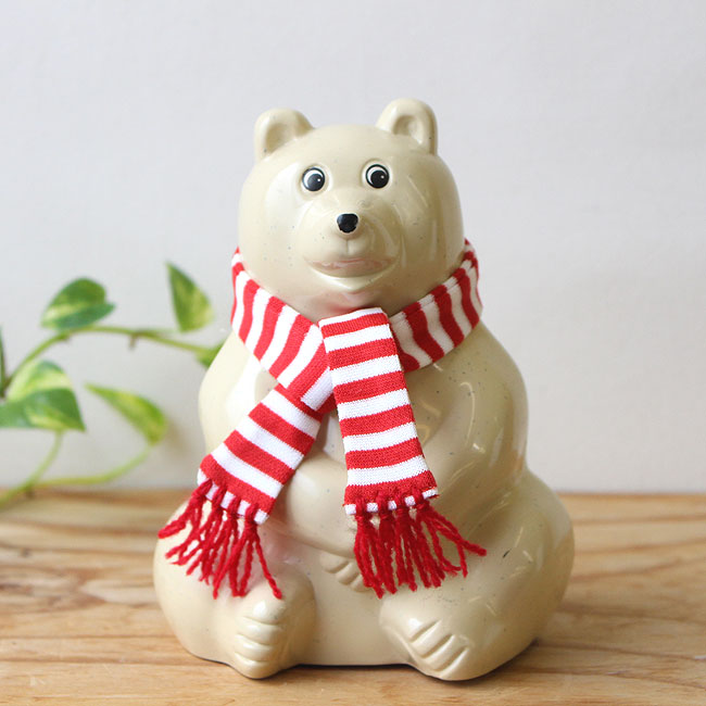 予約商品 21マフラー付きフィンランド白くま貯金箱 Polar Bear Money Box マフラーは21年9月中 下旬より発送いたします 北欧雑貨や北欧アイテム リーディンググラスの卸 仕入はクローネに卸 仕入はクローネに