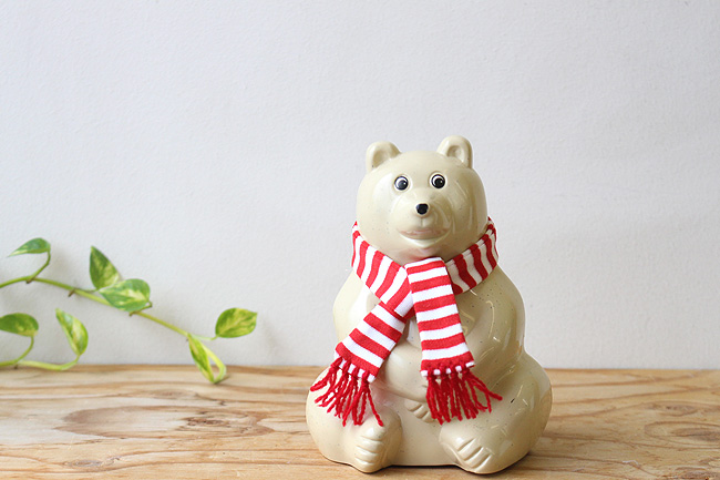 予約商品 21マフラー付きフィンランド白くま貯金箱 Polar Bear Money Box マフラーは21年9月中 下旬より発送いたします 北欧雑貨や北欧アイテム リーディンググラスの卸 仕入はクローネに卸 仕入はクローネに